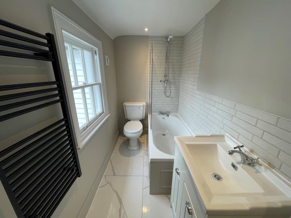 Lot: 123 - WELL-PRESENTED HOUSE - Bathroom